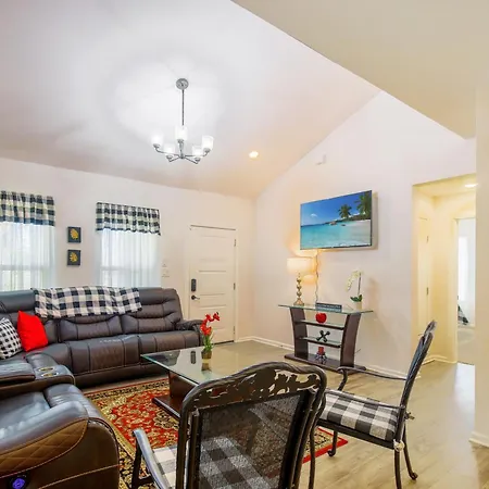 Large Open Rooms In Spacious 4-Br 3-Ba Oasis